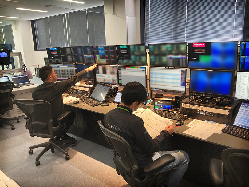 2605_features_outside_broadcasting_van_sub08_w810.jpg